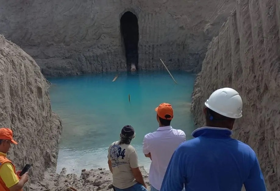 Operários “descobrem” lago semelhante ao Buraco Azul durante obra em Parnamirim; serviço é interrompido