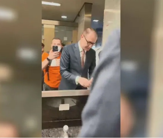 Homem que ameaçou advogado de Lula é indiciado por ameaça, injúria e incitação a crime