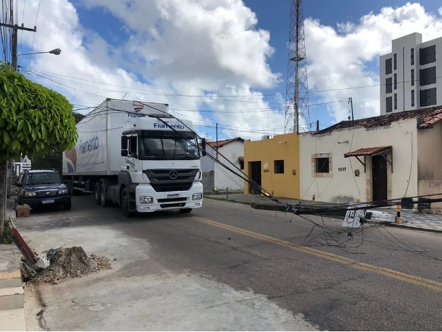 Caminhão arrasta fios e derruba poste em Natal