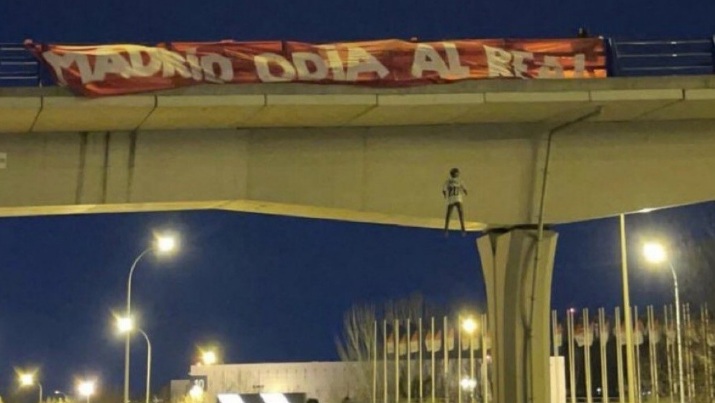 Torcedores do Atlético de Madrid simulam enforcamento de Vini Jr. antes de clásico contra o Real