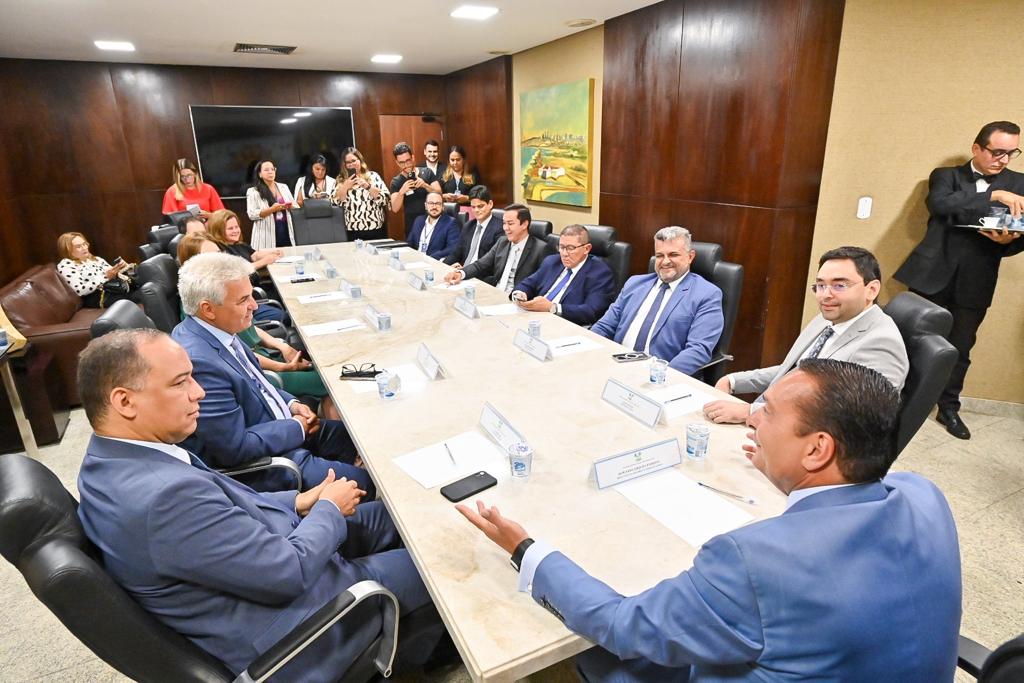 Ezequiel Ferreira recepciona deputados de primeiro mandato e apresenta Casa Legislativa