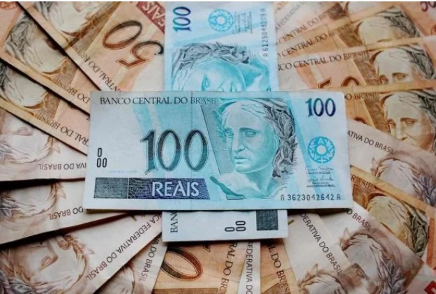 Contas do governo fecham no azul pela primeira vez em 9 anos