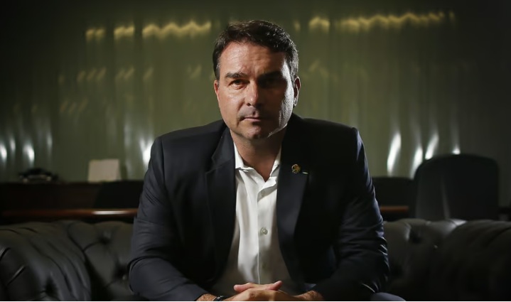 Bolsonaro não tem data para voltar ao Brasil:  "amanhã, daqui a seis meses, ou nunca", diz Flávio