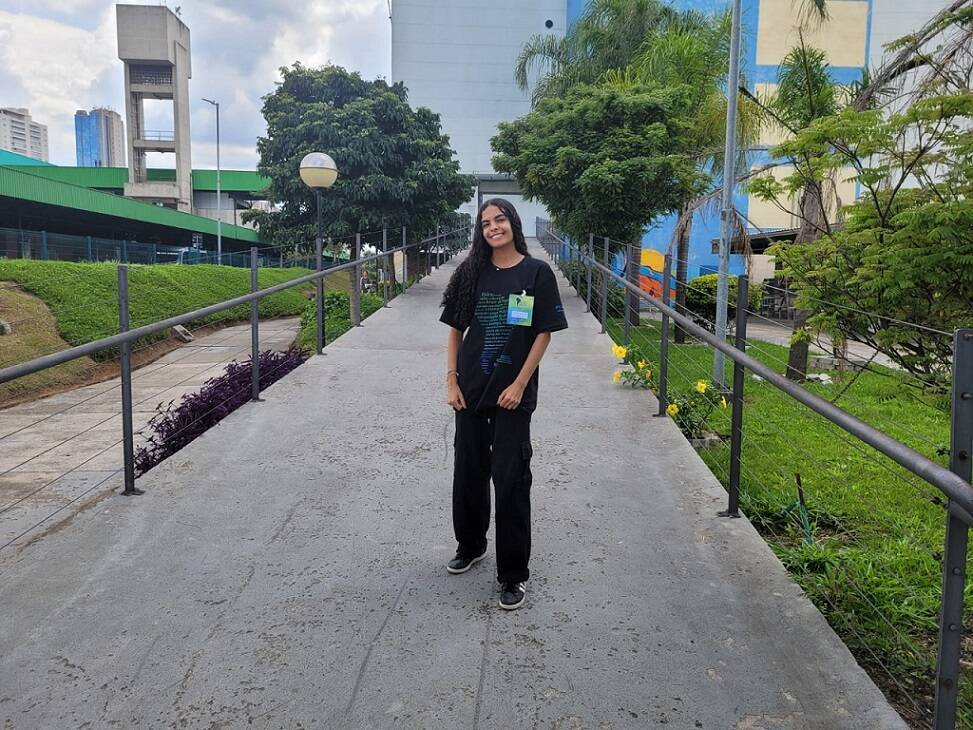 Conheça a brasileira de 18 anos premiada pela Nasa após descobrir nove asteroides