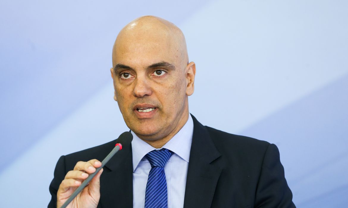 Moraes mantém posse de deputados acusados de envolvimento em vandalismo no DF