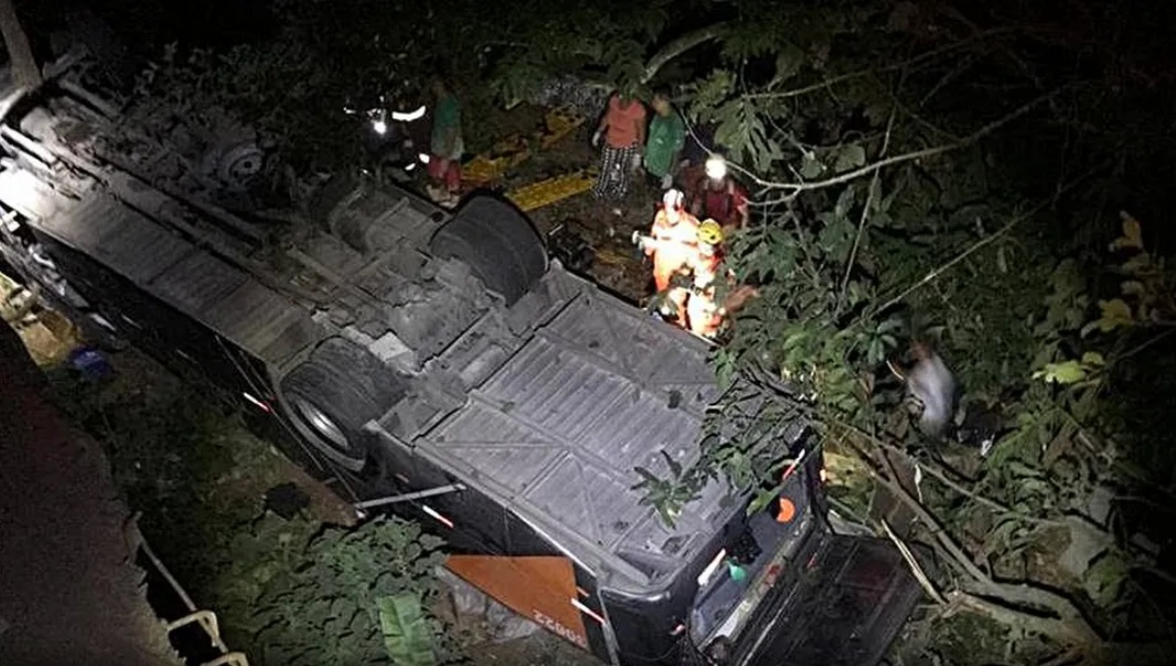 Ônibus com time de futebol cai de ponte e deixa 4 mortos e ao menos 28 feridos na BR-116