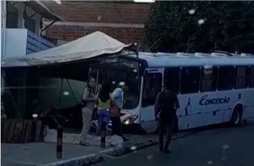 VÍDEO: Ônibus desgovernado sobe calçada e atinge tenda de comércio em Natal