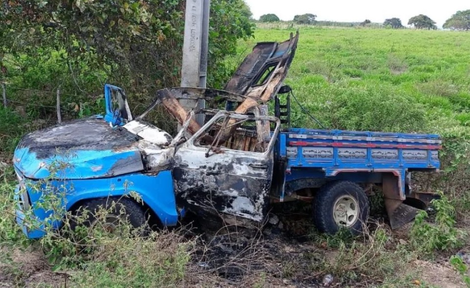 Vítimas de acidente sofrem descarga elétrica após caminhonete capotar e bater em poste no RN