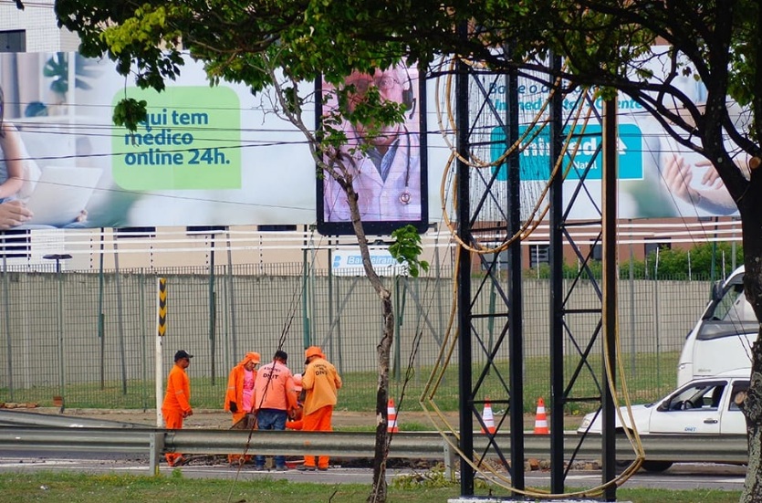 Agulha de acesso ao viaduto de Ponta Negra volta a ser liberada após obra