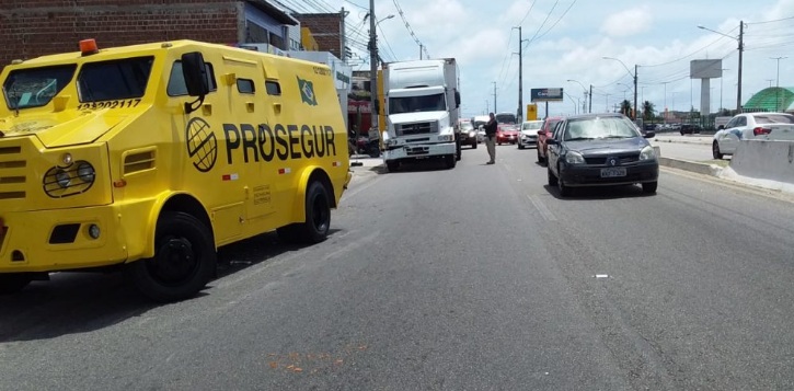 Motorista de caminhão passa mal e colide com carro forte em avenida movimentada de Natal