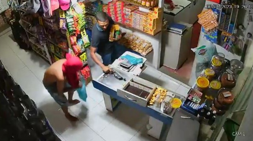 VÍDEO: Criminosos roubam mercadinho e agridem proprietário no interior do RN