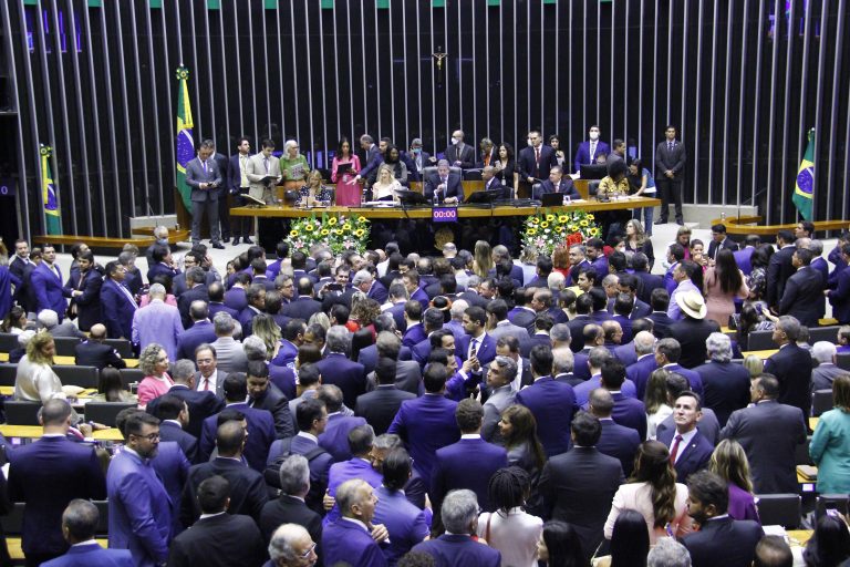 Deputados eleitos tomam posse e dão início à 57ª legislatura da Câmara