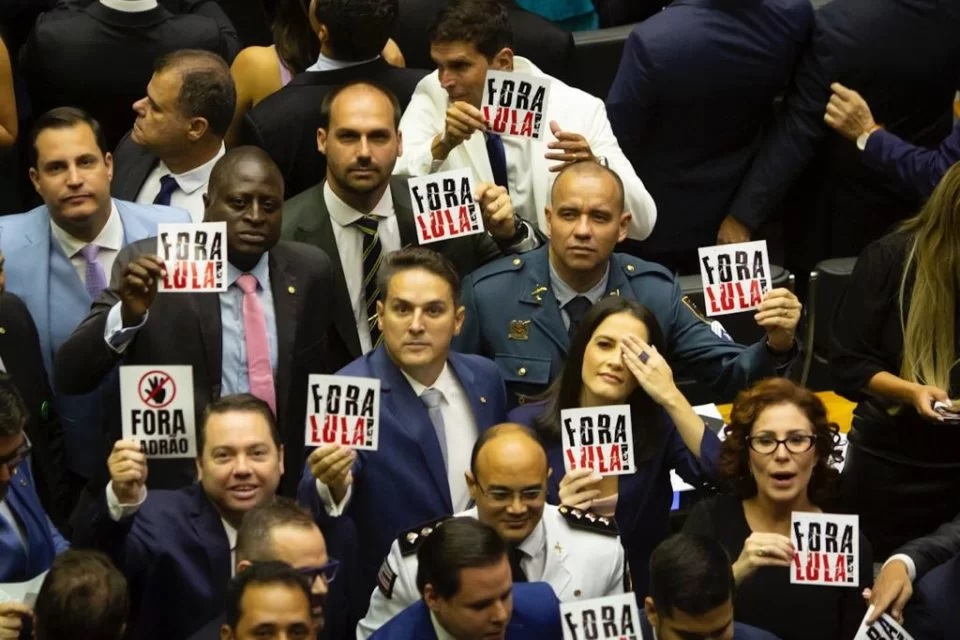 Deputados protestam contra Lula durante posse na Câmara: “Fora ladrão”