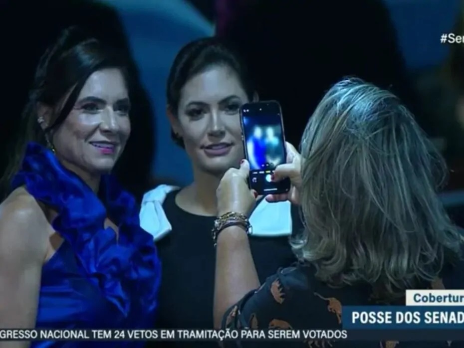 [VÍDEO] Michelle Bolsonaro chega ao Senado e pede votos em Rogério Marinho para presidente