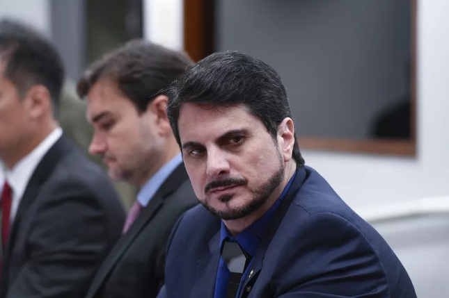 VÍDEO: Marcos do Val diz que Bolsonaro fez pressão por golpe e renuncia mandato como senador