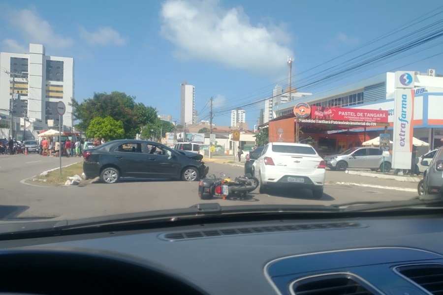 VÍDEO: Acidente na Hermes da Fonseca, com carros e motocicletas, deixa feridos e congestiona trânsito