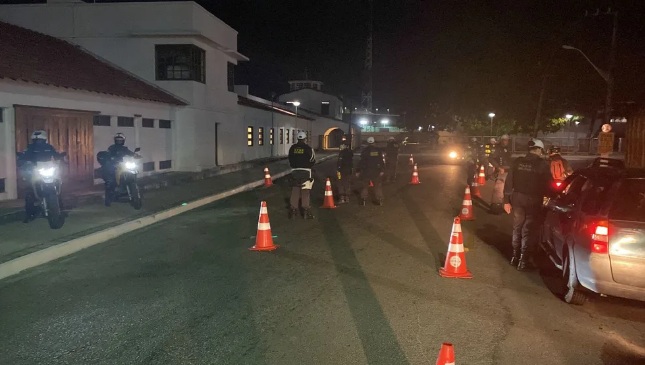 Lei Seca prende cinco condutores por embriaguez e flagra motorista de aplicativo com maconha em Natal