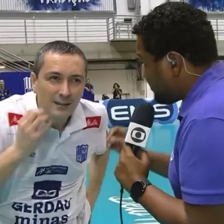 VÍDEO: Técnico de vôlei do Minas é grosseiro com repórter do SportTV ao vivo