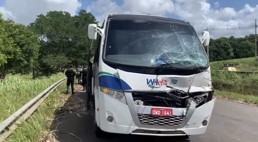 Turistas ficam feridos em acidente na BR-101