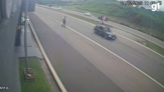 VÍDEO: Câmera flagra momento em que policial rodoviário é atropelado por carro que ‘furou’ ordem de parada
