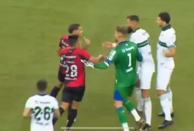 VÍDEO: Clássico entre Athletico-PR e Coritiba termina com briga generalizada em campo