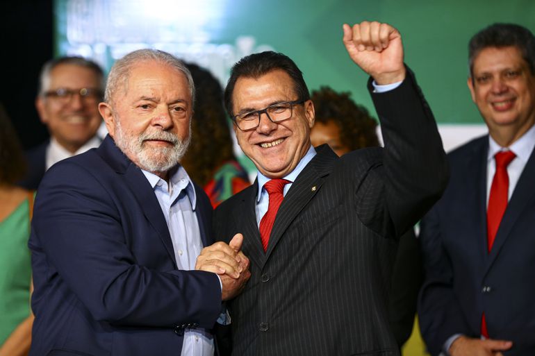 Ministro de Lula diz não se preocupar com saída de Uber do Brasil: "Correios pode substituir"