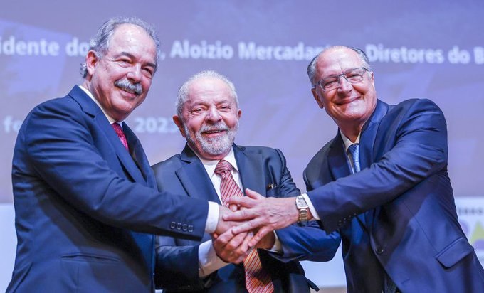 Mercadante toma posse e critica pagamentos do BNDES ao Tesouro