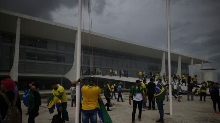 Governo Lula coloca sigilo em imagens com invasão do Palácio do Planalto