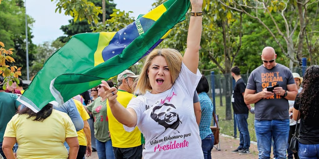 Mãe do 04, ex-mulher de Bolsonaro não é mais brasileira