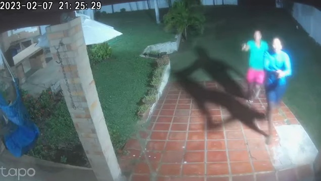 VÍDEO: Bandidos trancam família em banheiro e fazem arrastão em casa no litoral potiguar