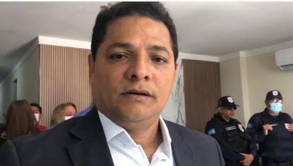 MP dá 30 dias para prefeito Eraldo Paiva explicar sobre promoção pessoal com uso de dinheiro público