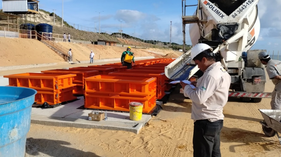 Prefeitura inicia concretagem de blocos para enrocamento da praia de Ponta Negra