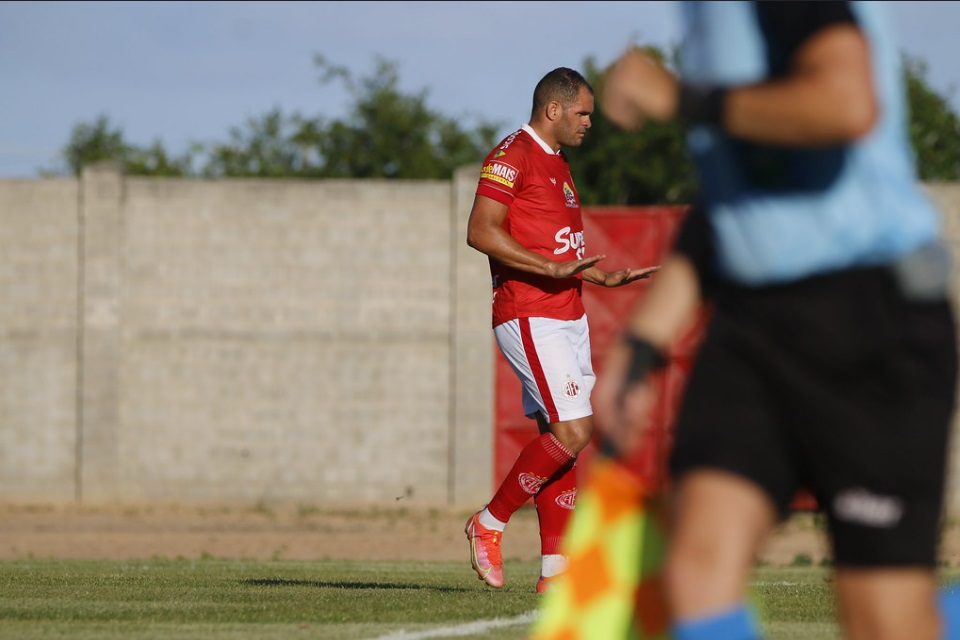 Nem Pedro, nem Suárez: Artilheiro do Brasil é veterano do América-RN