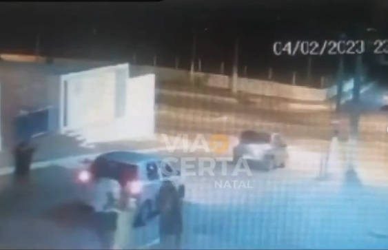 VÍDEO: Família é ameaçada e tem carro levado por criminosos em Natal