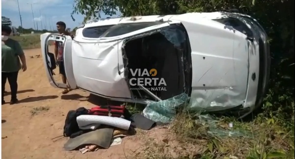 Carro capota na estrada de acesso ao aeroporto de Natal