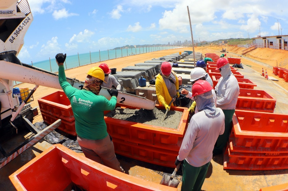 Produção de blocos em obra de proteção costeira de Ponta Negra entra em ritmo acelerado