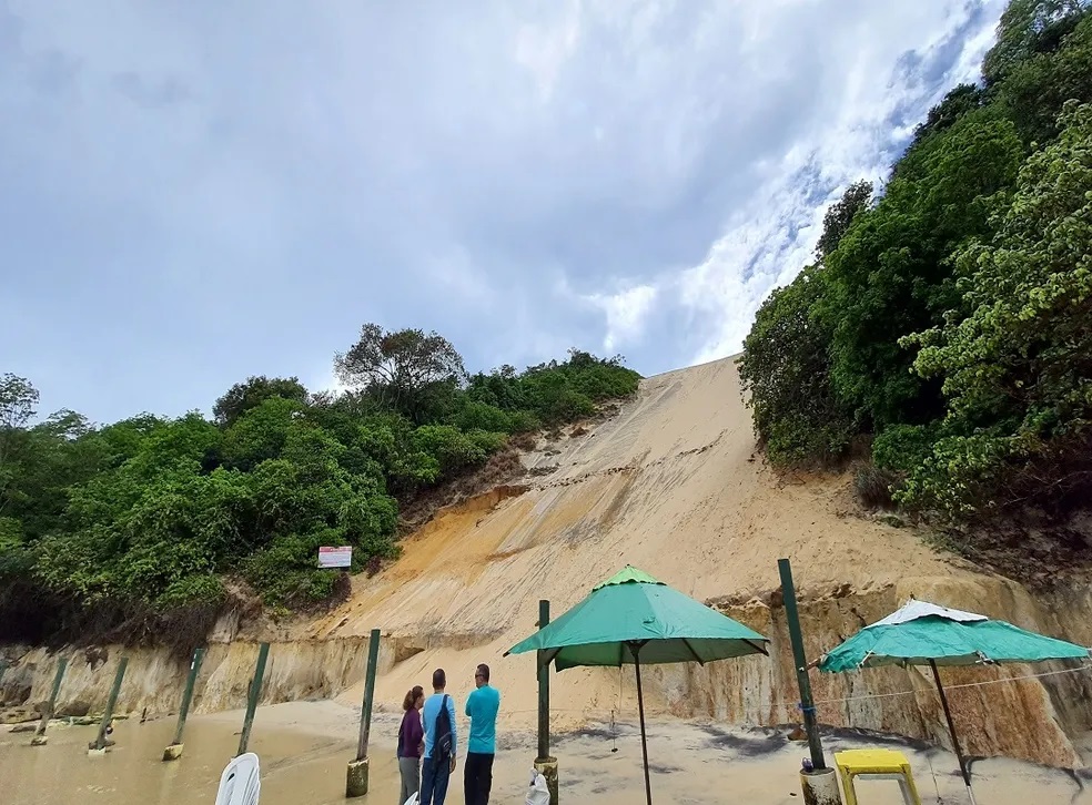 Erosão preocupa autoridades sobre futuro do Morro do Careca