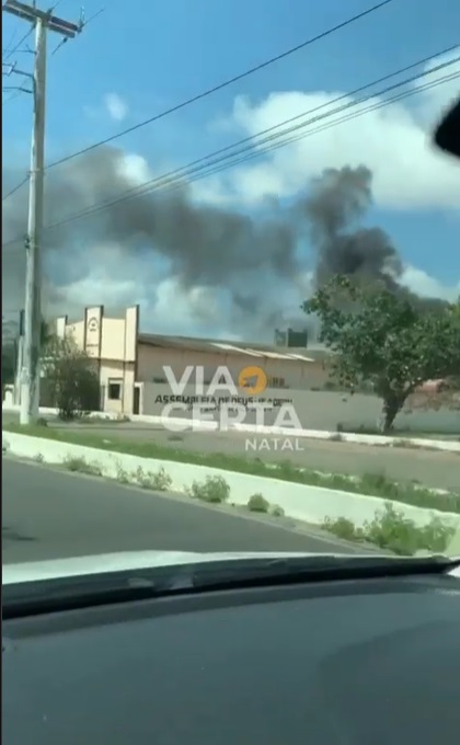 VÍDEO: Incêndio de grandes proporções em residência na Zona Norte de Natal