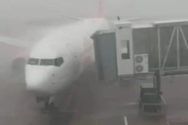 Aviões são arrastados pelo vento em aeroporto no Paraná