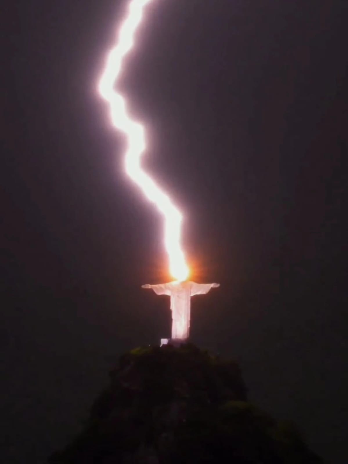 Impressionante! Cristo Redentor é atingido por raio; veja imagens