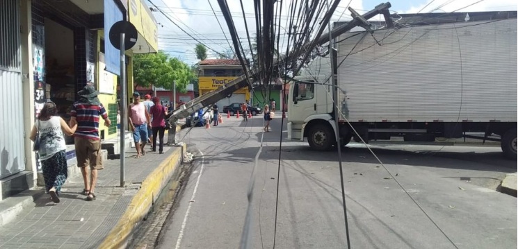 Poste cai em cima de caminhão na Grande Natal