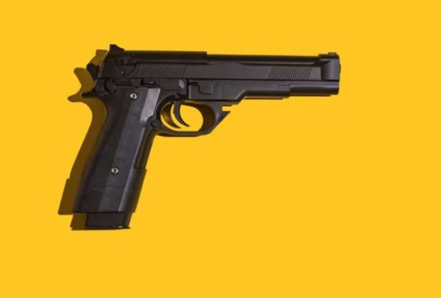 Menino de 12 anos atira e mata colega durante "brincadeira" com arma do padastro em Natal
