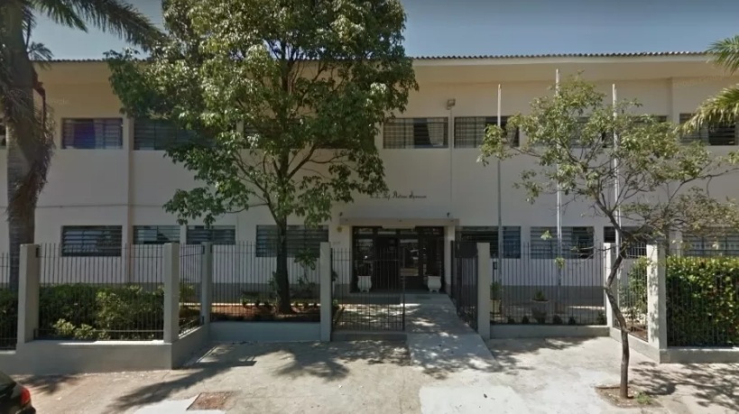 Adolescente é detido ao tentar invadir escola com machado e bombinhas