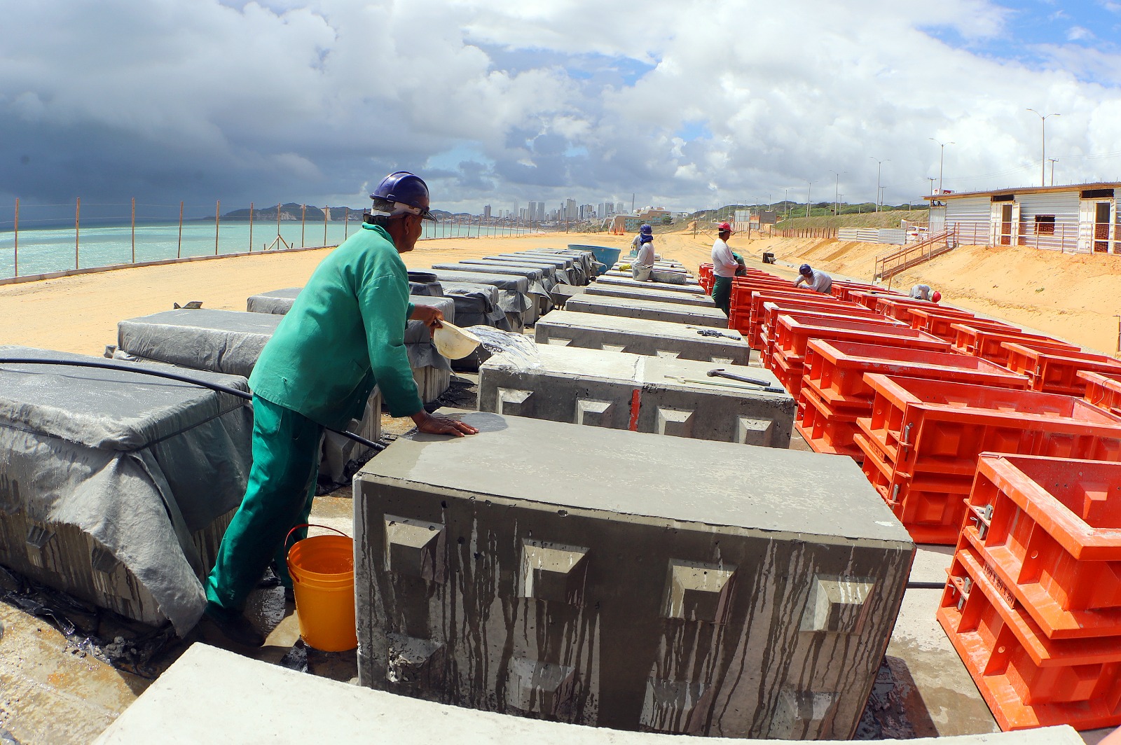 Produção de blocos em obra de proteção costeira de Ponta Negra entra em ritmo acelerado