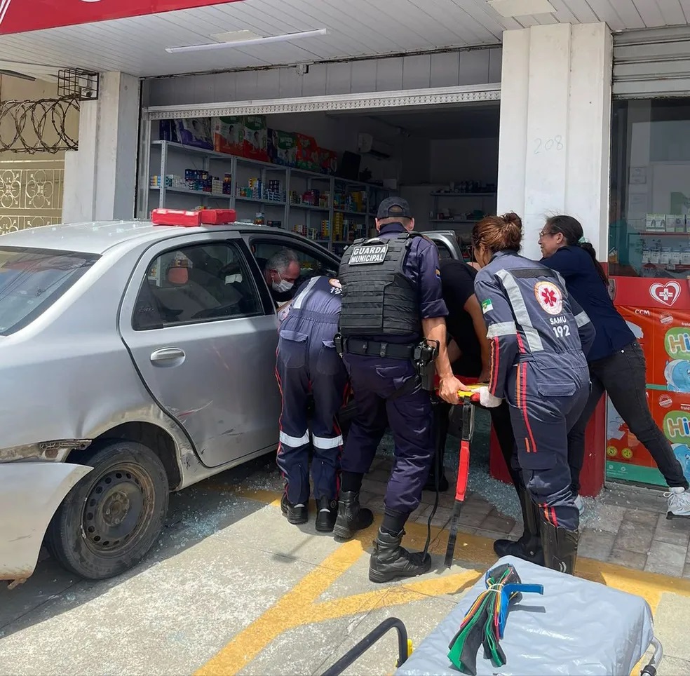 Carro invade farmácia na Grande Natal após acidente de trânsito