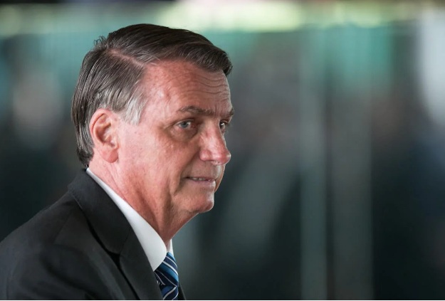 Bolsonaro diz que volta ao Brasil em março para liderar oposição a Lula