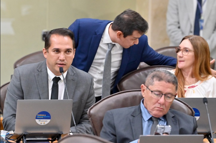 Assembleia aprova projeto que faz adequação de salários de professores da UERN