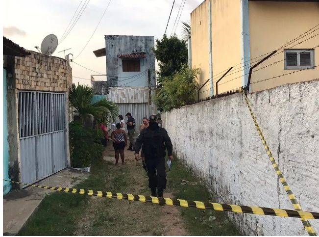 Mulher é morta a facadas dentro de casa e marido é preso suspeito do crime em Natal
