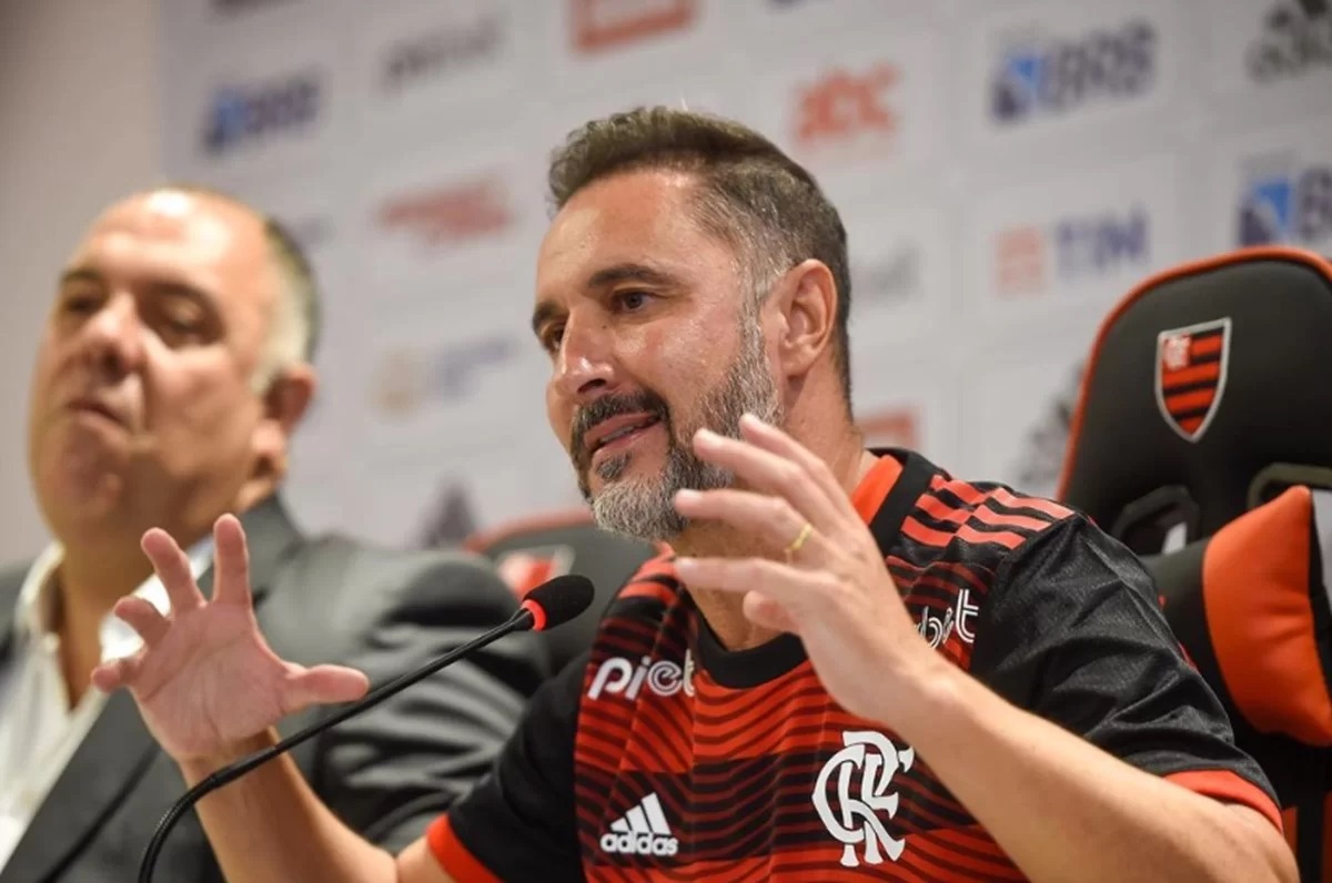 Vitor Pereira pode trocar Flamengo pela Premier League, diz radialista