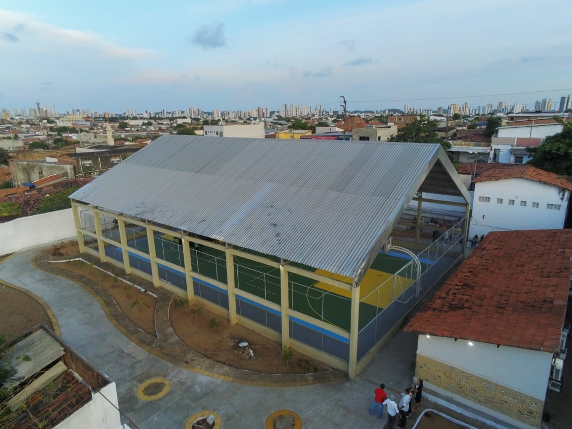 Quadra de esportes da Escola Municipal Ferreira Itajubá é entregue após revitalização